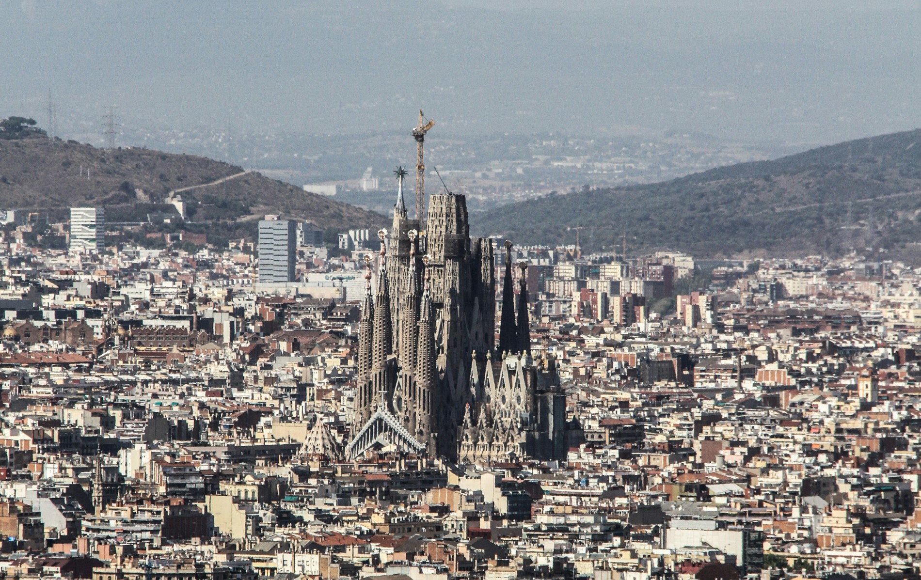 Discovering the Magic of Barcelona: A Tour Around the Sagrada Familia and its Surroundings